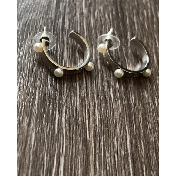 Vintage Majorica Women’s White 3 Pearl Silver Tone Hoop Earrings 1” RARE - Picture 7 of 13